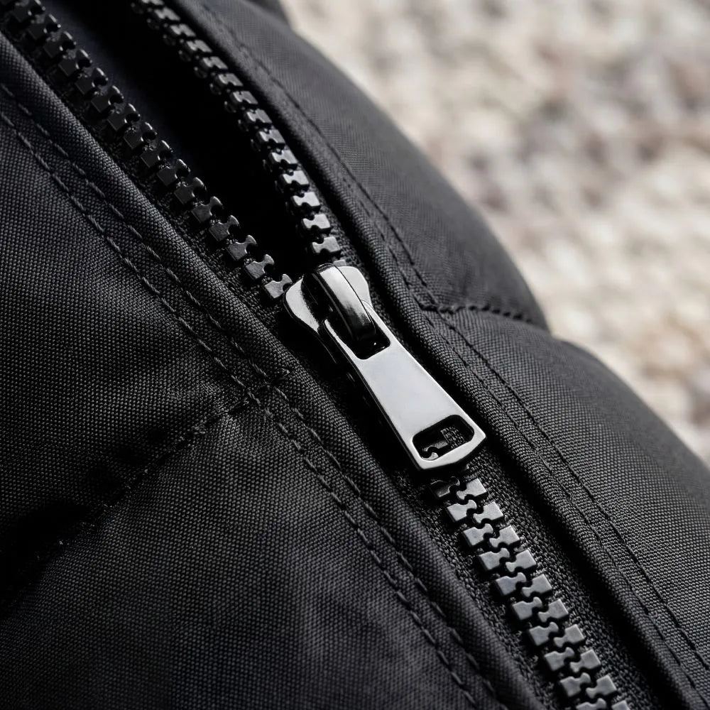 Gros plan sur la qualité du tissu nylon médical et la fermeture éclair renforcée des bottes de pressothérapie.